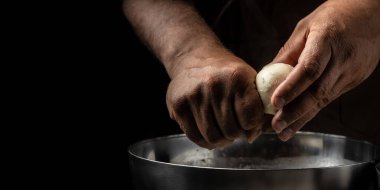 Geleneksel İtalyan mozzarellası, Cheesemaker, yeni yapılmış mozzarella, uzun pankart.