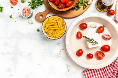 Çeri domatesli Fetapasta tarifi, beyaz tabakta beyaz peynir, sarımsak ve kekik. en üstteki görünüm.