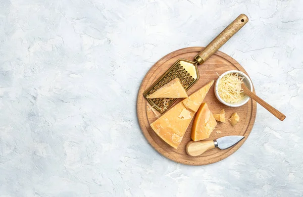 Parmesan Peyniri Rendelenmiş Parmesan Peyniri Metal Rendesi Makarna Tabaklarında Çorbalarda — Stok fotoğraf