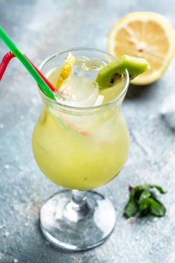 Kiwi limonlu mojito kokteyli veya limonlu, naneli ve meyveli soğuk içecek.,