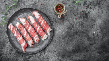 Kofta kebap ya da chevapchichi. Domuz pastırmasına sarılmış kıyma sosisler. Sağlıklı yağlar, kilo vermek için temiz yiyecekler..