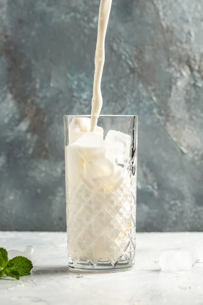 Waniliowy Shake Lodami Miętą Białym Tle Waniliowe Koktajle Mleczne Koktajl — Zdjęcie stockowe