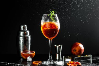 Kanlı portakallı spritz tropikal aperol kokteyli, kırmızı acı, kuru beyaz şarap, soda, tat ve buz. Yaz içeceği.