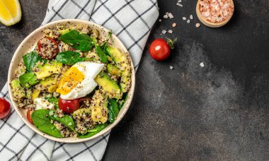 İçinde avokado, yumurta, domates, ıspanak ve ay çekirdeği olan kinoa budha kasesi. Ev yapımı yemek. Sağlıklı, temiz yemek. Vejetaryen ya da glütensiz diyet, uzun pankart formatı. en üstteki görünüm.