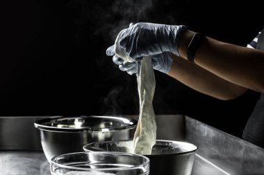 Peynir üreticisi, yeni yapılmış mozzarellayı gösteriyor. Ev yapımı peynir üreticisi caciocavallo üretir. Makarna filata, geleneksel İtalyan mozzarellası..