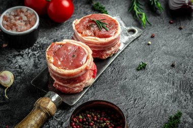 Çiğ et fileto mignon bifteği, metel tepside, biber ve tuzlu, fileminyon. Domuz pastırması ve kekik sarılı sığır filetosu biftekleri.,