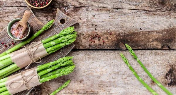 Kuşkonmaz. Bir sürü taze kuşkonmaz. Ahşap arka planda taze kuşkonmaz bankları, Turşulu Yeşil Kuşkonmaz. Uzun pankart biçimi.