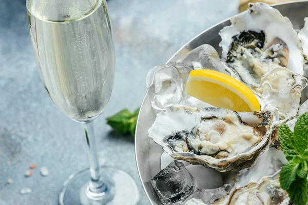 Limonlu istiridye tabağı ve restoranda şampanya. Limonlu istiridye. afiş, menü, metin için tarif yeri, üst görünüm.