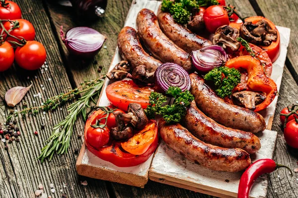 Barbekü menüsü. Tahta tahtada sebzeli leziz bbq aperatifleri ızgara et çeşitleri. afiş, menü, metin için tarif yeri, üst görünüm.