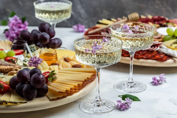 Geleneksel İtalyan mezeleri antipasto salamı, Grissini ekmek çubuklu soğuk et tabağı, jambon, üzüm, jambon, kurutulmuş et, sucuk, fuet, börek ve bal..