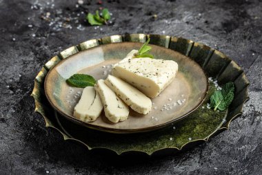 Naneli halloumi peyniri. Izgara için peynir, Kıbrıs peyniri gıcırtısı. Uzun afiş biçimi. en üstteki görünüm.