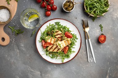 Kızarmış halloumi ve domatesli vejetaryen salatası, yakın plan ketojenik diyet. Lezzetli kahvaltı ya da atıştırmalık, temiz yemek, diyet, vejetaryen yemek konsepti. en üstteki görünüm.