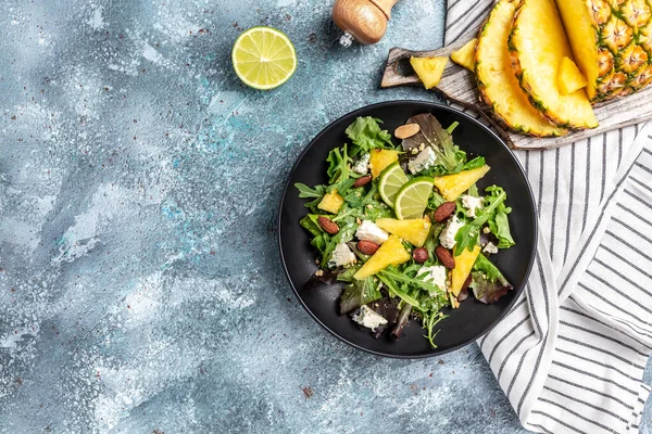 Sabrosa Ensalada Verano Con Nueces Queso Azul Piña Comida Jugosa — Foto de Stock