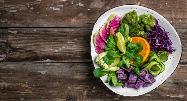 Tatlı Patatesli Vejetaryen Salatası Brokoli Avokado Mor Lahana Salatalık Karpuz — Stok fotoğraf