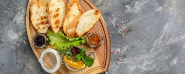 Ev yapımı ördek ciğeri ve kırmızı soğan reçeli. Gurme aperatifler, çeşitli İtalyan aperatifleri bruschetta. afiş, menü, metin için tarif yeri, üst görünüm.