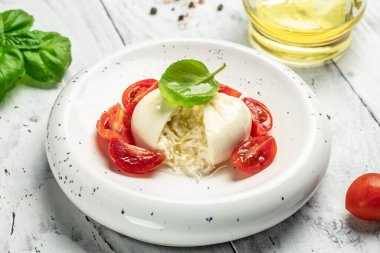 Mozzarella 'dan taze beyaz burrata peyniri ve Apulia' dan krema, İtalyan Akdeniz mutfağı, yemek tarifi geçmişi. Kapat.,
