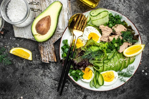 Ensalada Atún Con Lechuga Aguacate Huevo Pepino Ensalada Fresca Sobre — Foto de Stock