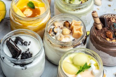 Cam kavanozda karamel dondurma. afiş, menü, metin için tarif yeri, üst görünüm.