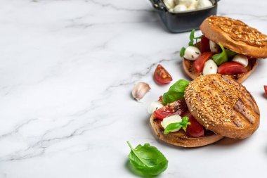 Sağlıklı Izgara Basil Mozzarella Caprese Panini Sandviçi. Lezzetli kahvaltı ya da atıştırmalık, temiz yemek, diyet, vejetaryen yemek konsepti. en üstteki görünüm.