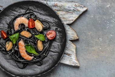 Deniz ürünleri ahtapotlu mürekkep balığı spagettisi, kabuklu midye ve karides. Uzun afiş biçimi. en üstteki görünüm.