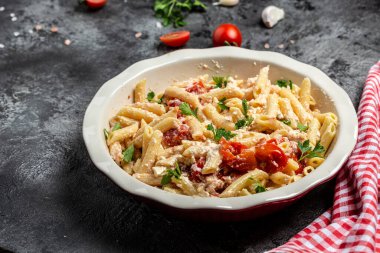 Çeri domatesli fırında makarna otlar ve sarımsak, trend Fetapasta. afiş, metin için menü tarifi yeri, üst görünüm.