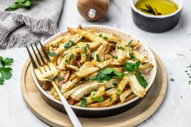 Fırında kavrulmuş havuç tabağı. Lezzetli vejetaryen kahvaltısı ya da atıştırmalık, temiz yemek, diyet, vejetaryen yemek konsepti. en üstteki görünüm,