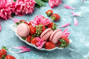 Pembe badem kurabiyesi ya da mavi arka planda şakayık güllü badem kurabiyesi. Pankart, broşür, güzel kartpostal, güzel manzara.,