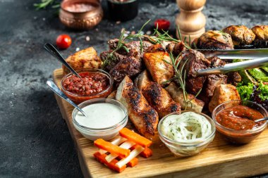Lezzetli ızgara et ve sebze. Ahşap tabakta ızgara bbq eti ve sebzeler. Restoran menüsü, diyet, yemek kitabı tarifi üst görünümü,