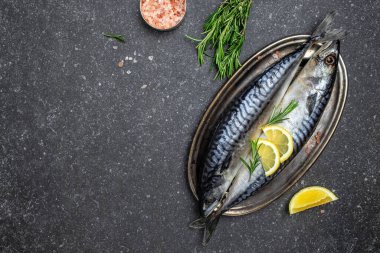 Scomber, terbiye edilmiş uskumru ya da arka planda tuzlu, limonlu ve baharatlı ringa balığı. Deniz ürünleri konsepti. en üstteki görünüm.