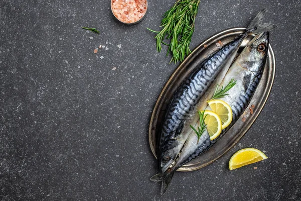 Scomber, terbiye edilmiş uskumru ya da arka planda tuzlu, limonlu ve baharatlı ringa balığı. Deniz ürünleri konsepti. en üstteki görünüm.