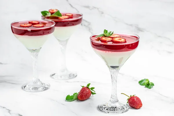 Sobremesa Panna Cotta Italiana Com Morango Hortelã Fundo Leve Sobremesa — Fotografia de Stock