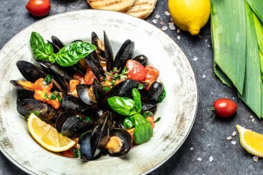 Limonlu ve baget ekmekli midye. Deniz kabuklarındaki istiridyeler. Restoran menüsü, diyet, yemek kitabı tarifi üst görünümü.