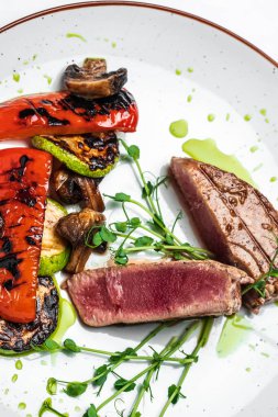Baharatlı ızgara ton balığı. Sebzeli ton balığı bifteği. Kızarmış ton balığı ızgarada ızgara. diyet vejetaryen balık yemeği, ketogenik, keto ya da paleo diyeti öğle yemeği, sağlıklı besin eğilimi. Üst görünüm.