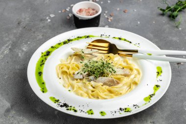 Kremalı soslu, tavuklu Fettuccine Alfredo, beyaz tabakta parmesan. Tavuk soslu makarna. İtalyan mutfağı. afiş, menü, metin için tarif yeri, üst görünüm.