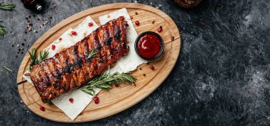 Kesme tahtasında ızgara pirzola. Restoran menüsü, diyet, yemek kitabı tarifi uzun afiş formatı. en üstteki görünüm.