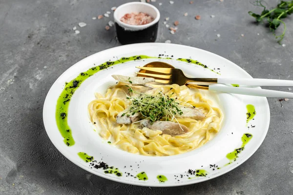 Fettuccine Alfredo Creamy Sauce Chicken Parmesan White Plate Pasta Alfredo — Stock Photo, Image