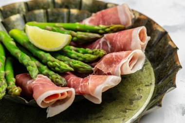 Antipasto tabağı. kuşkonmaz, jambon, jambon, jambon, çilek. Ketogenik diyet öğle yemeği konsepti. Keto Paleo diyet menüsü üst görünümü.