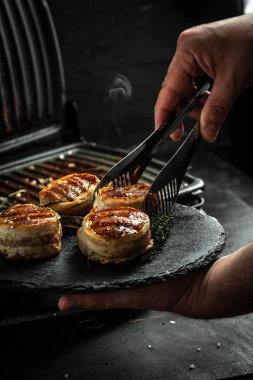 Baharatlı ızgara biftek fileto. Sulu biftek. Baharatlı, koyu arka planda ızgara biftek. Ketojenik düşük karbonhidrat diyet kavramı,