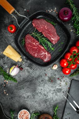 Izgara tavada servis edilen baharatlı biftek parçaları. Siyah Angus bifteği. Çiğ et rampası bifteği, üst manzara.,