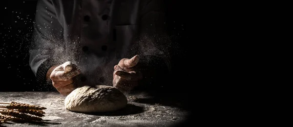 美しく 強い男性の手は 彼らがパンを作るから生地をこねる パスタやピザ 小麦粉の雲が塵のように飛び回る フードコンセプト ロングバナー形式 — ストック写真