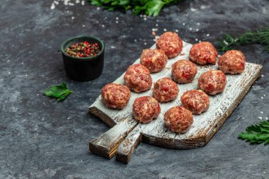 Tahtada çiğ köfte, arka planda baharatlı kıyma. Yemek tarifi geçmişi. Kapat..