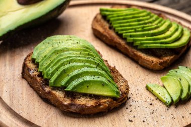 Baharatlı tost ekmeği üzerine ev yapımı sağlıklı avokado. Vejetaryen yemeği. Bitki temelli diyet. Temiz yemek. Detoks ve sağlıklı süper yiyecekler konsepti.