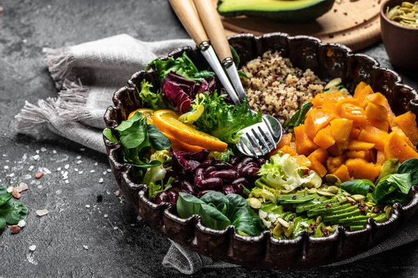 Quinoa Sallad Skål Med Avokado Sötpotatis Bönor Grå Bakgrund Superfood — Stockfoto