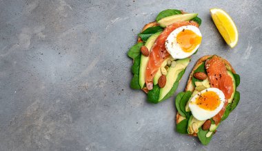 Avokadoo, somon ve ıspanak, fındık ve ayçekirdeği ile tost. Sağlıklı, temiz yemek. Vejetaryen ya da glütensiz diyet. Üst görünüm, boşluk kopyala.