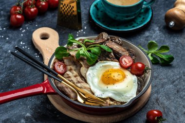 Keto diyet kahvaltısı ya da öğle yemeği. Tatlı mor patatesler, ızgara pastırma ve tavada kızarmış yumurta ve kahve. Sağlıklı yağlar, kilo vermek için temiz yiyecekler, üst görünüm..