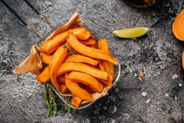 Kızarmış patates ve siyah arka planda limon. afiş, menü, metin için tarif yeri, üst görünüm,