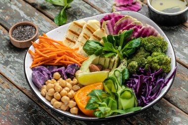 Ketogenik diyet yiyecekler, tavuk filetosu, kinoa, avokado, avokado, feta peyniri, bıldırcın yumurtası, çilek ve marul. sağlıklı yemek konsepti, üst görünüm,