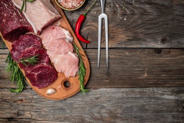 Farklı türde çiğ domuz eti ve sığır eti. çeşitli taze et türleri domuz eti ve sığır eti, pankart, menü, metin için tarif yeri, üst görünüm,