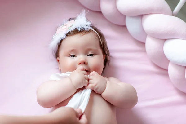 Hygiène Jeune Maman Essuyant Corps Visage Peau Bébé Avec Des — Photo