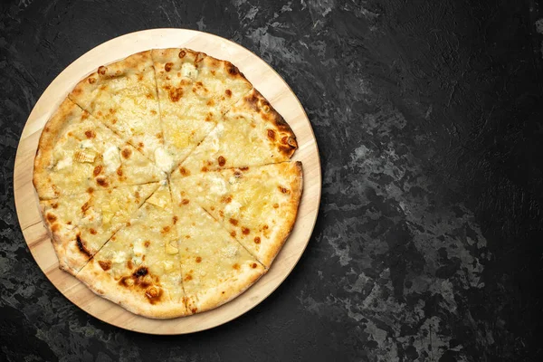 Итальянская Еда Вкусная Пицца Четыре Сыра Чеддером Пармезан Моцарелла Темном — стоковое фото